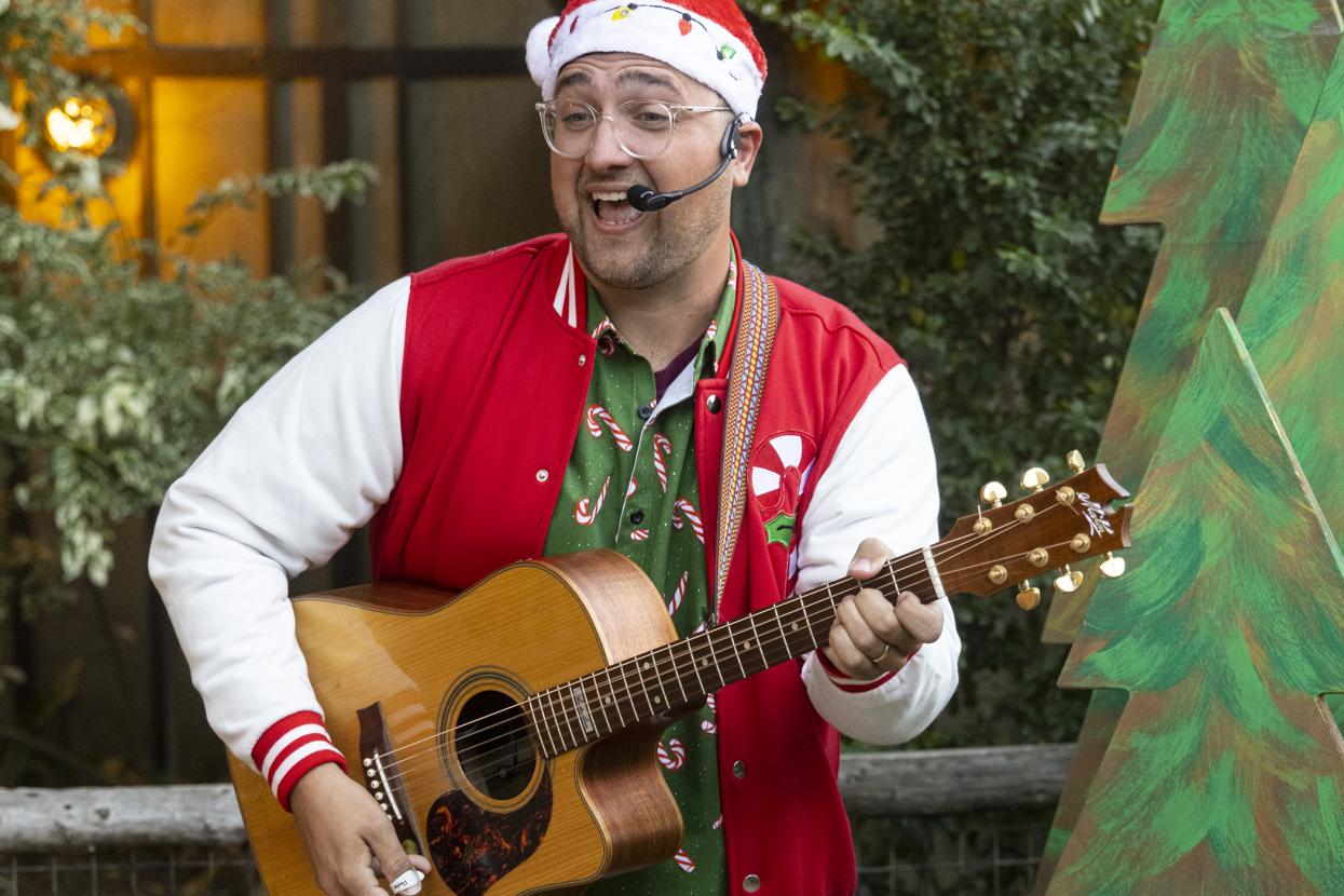 Holiday singer with guitar