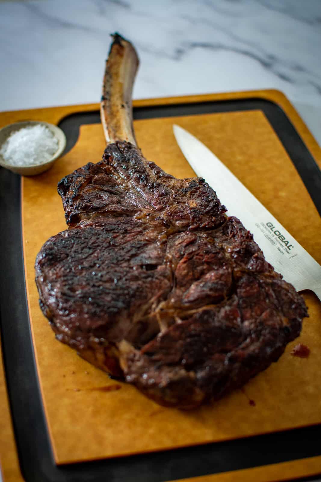 perfectly seared grilled tomahawk steak